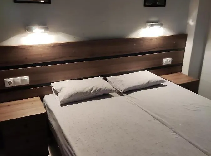 Hostal Elli With Free Private Parking *